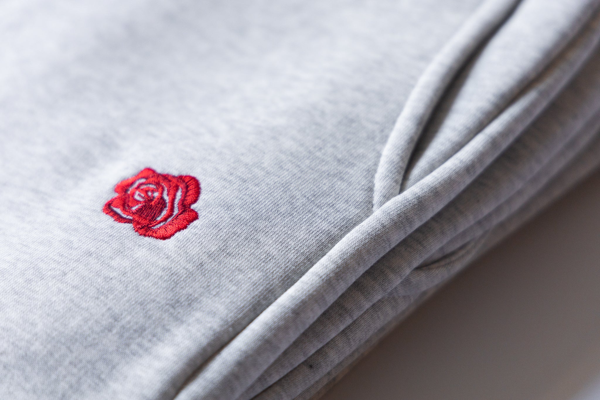 TRACKSUIT 'LOGO TRIPLE ROSE' - GRÅ
